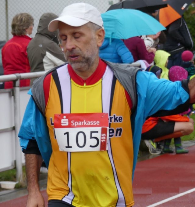 ersch&ouml;pfter Einlauf beim elften Bayerischen B&auml;derlauf in Bad Aibling am 16. September 2017 (Zeit: 01:48:23 h f�r 21,09 km 5:21 min langsamer als 2010; 5:59 min langsamer als 2009)